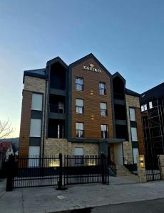 een gebouw met een Santino-bord erop bij North & South Escape Kolašin in Kolašin