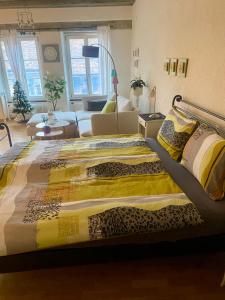 Un pat sau paturi într-o cameră la Joline private guest apartment home