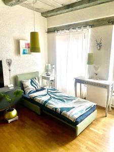 Un pat sau paturi într-o cameră la Joline private guest apartment home