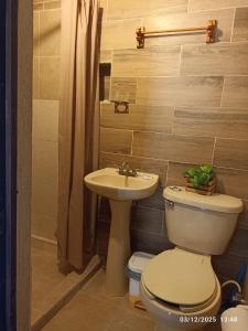 een badkamer met toilet en wastafel bij Casa Guacamaya in Izamal