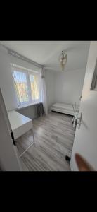een lege kamer met een bed en een raam bij Przy PKP in Biała Podlaska