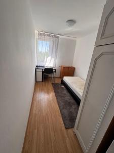 een kleine kamer met een bed en een raam bij Przy PKP in Biała Podlaska