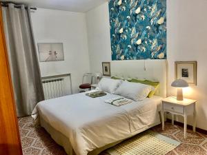 a bedroom with a bed and a painting on the wall at Al B6 CLOSE TO VENICE in Mogliano Veneto