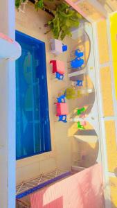 een lego-huis met een blauwe deur en een raam bij Villa Romaine in Toubab Dialaw