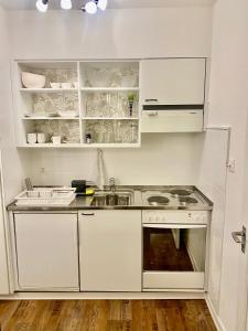 O bucătărie sau chicinetă la Joline private guest apartment home