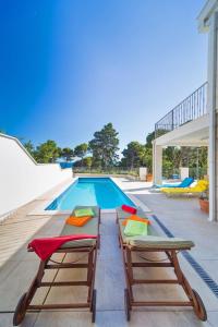 Swimmingpoolen hos eller tæt på Villa Teora