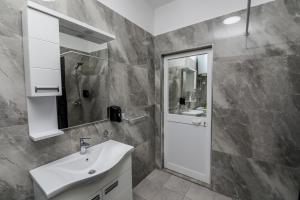 Ένα μπάνιο στο N'Baz Apartment - Pedonale, Shkodër +47 φωτογραφίες