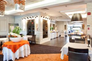 Η κουζίνα ή μικρή κουζίνα στο Auberge Godefroy