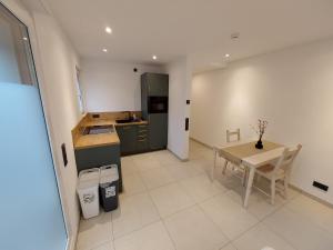 een keuken en eetkamer met een tafel en een tafel en stoelen bij Pension Weckerle in Gummersbach +30 foto's