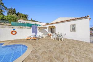 eine Villa mit einer Terrasse und einem Pool in der Unterkunft Villa Casa Alice by Villa Plus in Carvoeiro