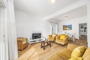 ein Wohnzimmer mit zwei Sofas und einem Fernseher in der Unterkunft Villa Casa Alice by Villa Plus in Carvoeiro