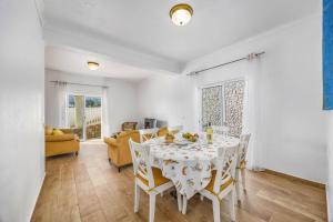 ein Esszimmer mit Tisch und Stühlen in der Unterkunft Villa Casa Alice by Villa Plus in Carvoeiro