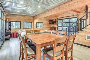 Et opholdsområde på Hot Tub and Fire Pit Getaway on Pend Oreille River + 24 billeder