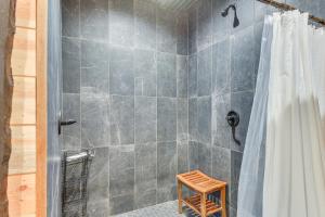 Et badeværelse på Hot Tub and Fire Pit Getaway on Pend Oreille River