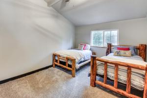 En eller flere senge i et værelse på Hot Tub and Fire Pit Getaway on Pend Oreille River