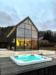 een gebouw met een hottub voor een huis bij The Hope Firiza in Firiza