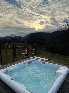 een jacuzzi met iemand die op een bankje zit bij The Hope Firiza in Firiza