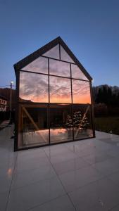 een glazen gebouw met een weerspiegeling van de zonsondergang erin. bij The Hope Firiza in Firiza