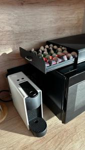 een broodroosteroven met een bakplaat vol eieren erop bij The Hope Firiza in Firiza