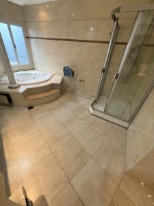 a large bathroom with a tub and a shower at Casa quinta in La Banda +7 photos
