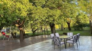 a patio with a table and chairs in a park at Casa quinta in La Banda