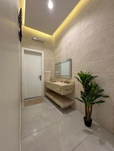 un bagno con lavandino e specchio di شاليهات روز a Al Shafa Altre 3 foto