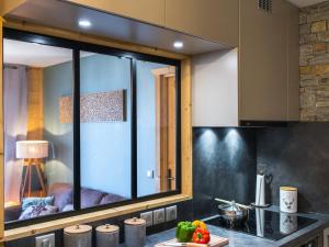 Køkken eller tekøkken på Appartement de standing sur les pistes avec parking privé - FR-1-416-175 + 11 billeder