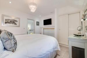 En eller flere senge i et værelse på 1 Bed in Conwy oc-bow118