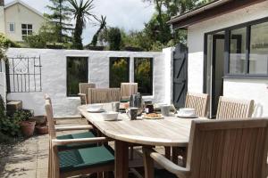 En terrasse eller udendørsområde på 2 Bed in Llanmadoc oc-hh2110