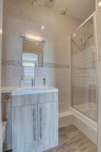 Phòng tắm tại 3 Bed in Welshpool oc-bow122 +28 ảnh