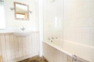 Et badeværelse på 3 Bed in Gower oc-hh48 + 41 billeder