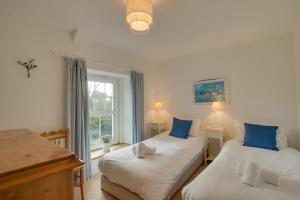 En eller flere senge i et værelse på 2 Bed in Reynoldston oc-hh328