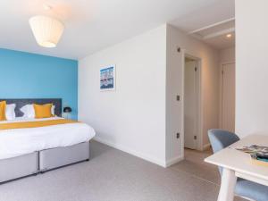 En eller flere senge i et værelse på 2 Bed in Saltash oc-87715 + 19 billeder