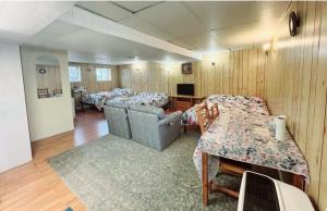 una camera con due letti, un tavolo e un divano di Orient Lumiere a Brossard