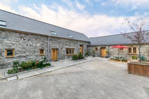 een uitzicht op een stenen gebouw met een binnenplaats bij 3 Bed in Bala oc-bow69 in Bala