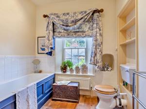 een badkamer met een bad, een toilet en een raam bij 5 Bed in Fitzhead 95570 in Fitzhead +26 foto's