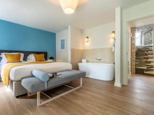 En eller flere senge i et værelse på 2 Bed in Saltash oc-87703 + 48 billeder