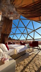 una tenda con due letti nel deserto di Desert Bedouin adventure a Wadi Rum