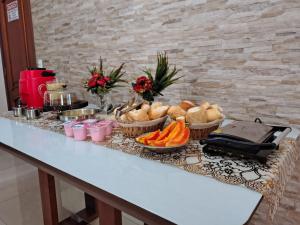 een tafel met manden vol brood en groenten erop bij Alpes de Vinhedo in Vinhedo