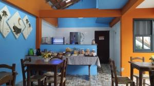 ein Esszimmer mit Tisch und Stühlen in der Unterkunft Pousada das Gaivotas in Bombinhas