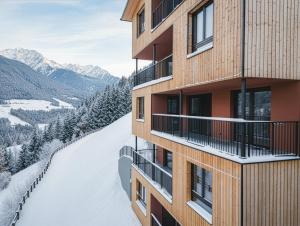 卢塔戈Lahnerhof Chalets的雪地中的酒店,享有山景