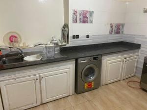 Kuchyň nebo kuchyňský kout v ubytování Large Villa Pool And Garden on 5200 m + 66 fotografií