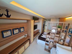 een kleine kamer met een bed en een televisie bij Beach Class Summer in Porto De Galinhas