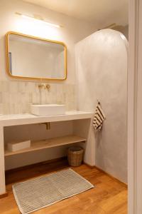 ein Badezimmer mit Waschbecken und Spiegel in der Unterkunft Villa Les Restanques in Aix-en-Provence + 30 Fotos