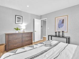 een slaapkamer met een groot bed en een ladekast bij World Cup Apartment Flat 10 to 14 Nights Premier Arena Location in Atlanta +6 foto's