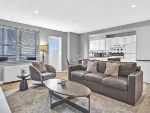 een woonkamer met een bank en een tafel bij World Cup Apartment Flat 10 to 14 Nights Premier Arena Location in Atlanta