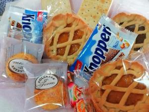 een doos met eten, met wafels en pretzels bij Appartamento Il Bosco Incantato in Abetone