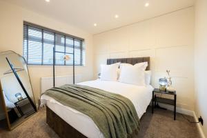 Giường trong phòng chung tại Calgary Residence