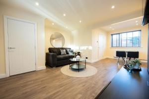 een woonkamer met een bank en een tafel bij Calgary Residence in Mellor