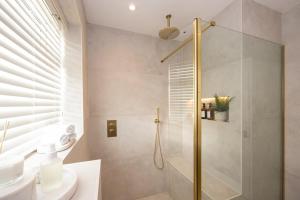 een badkamer met een douche met een glazen deur bij Calgary Residence in Mellor +16 foto's